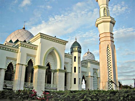 Mosques commonly serve as locations for prayer, Ramadan vigils, funeral services, marriage and business agreements, alms collection and distribution, as well as homeless shelters. Historically, mosques have served as a community center, a court of law, and a religious school. 